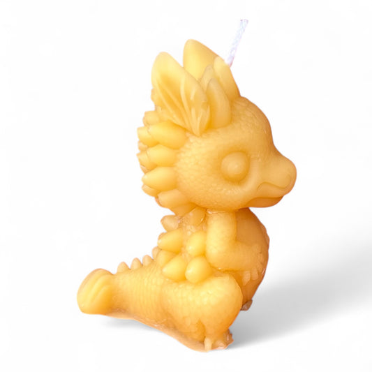 Kleiner süßer Drache als Bienenwachskerze