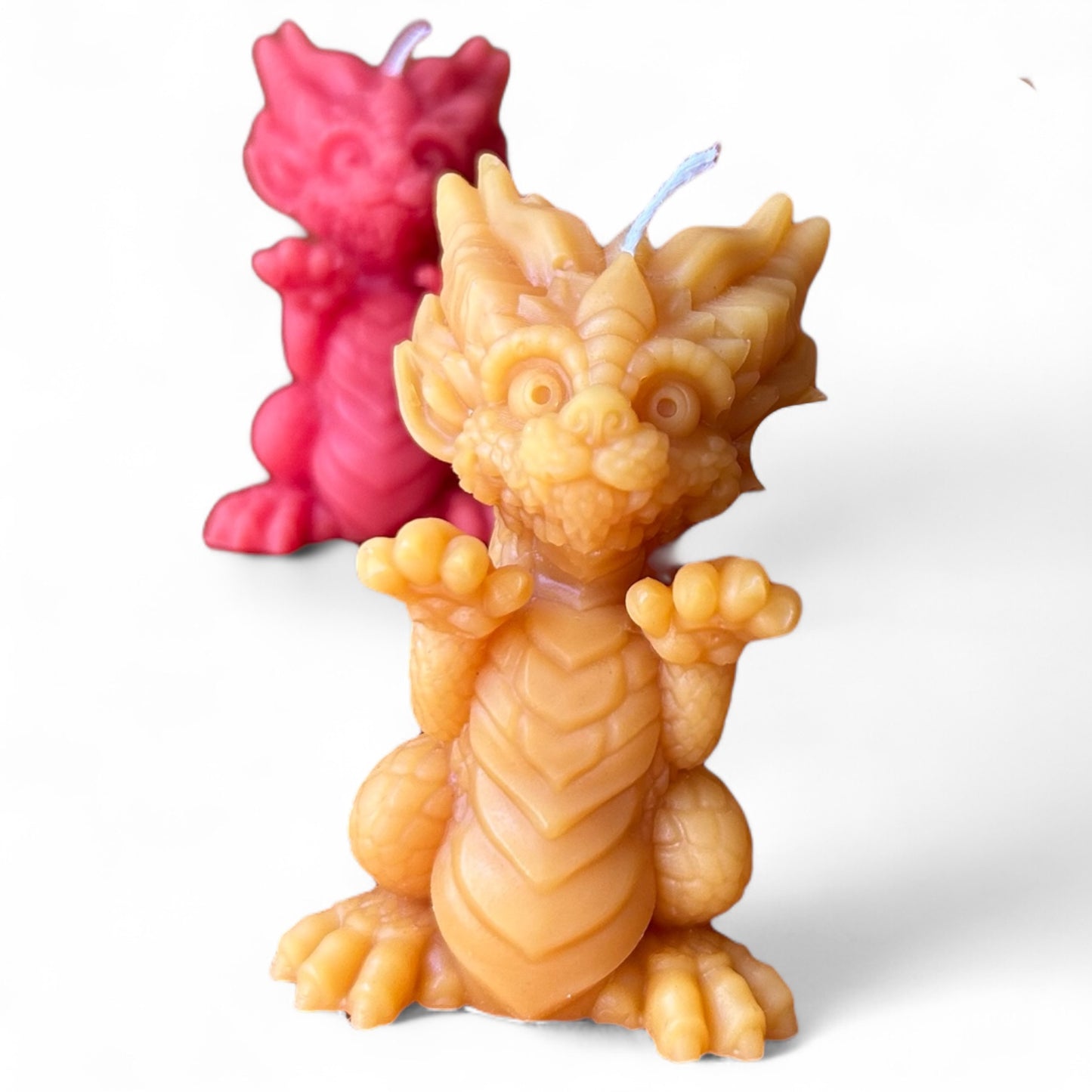 Kleiner asiatischer Drache als Bienenwachskerze