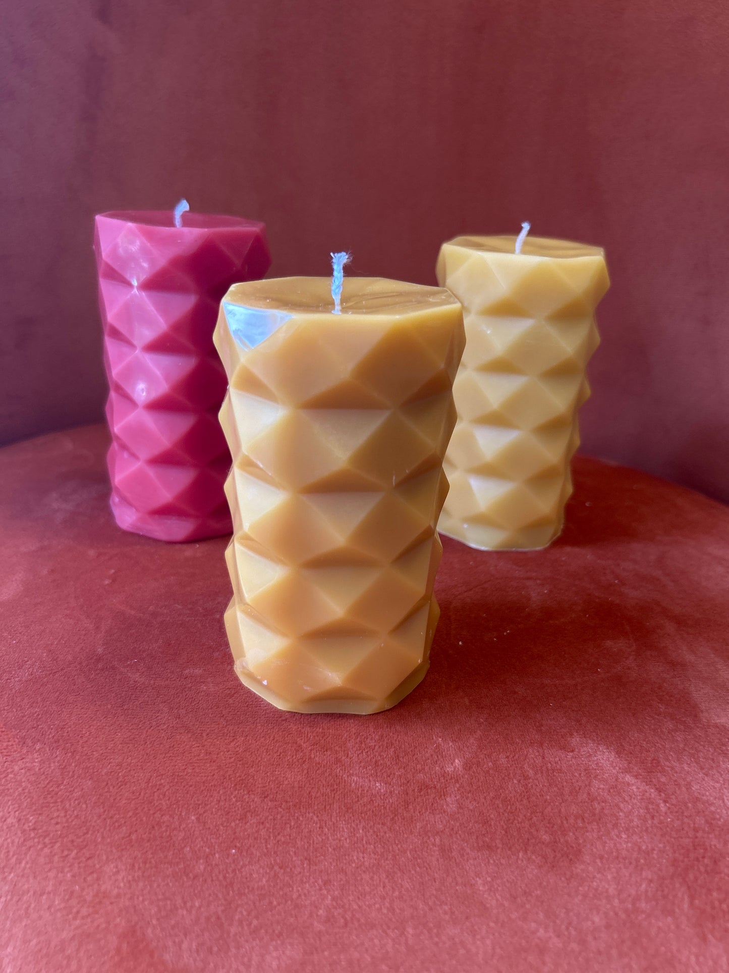 Große moderne geometrische Kerze aus Bienenwachs