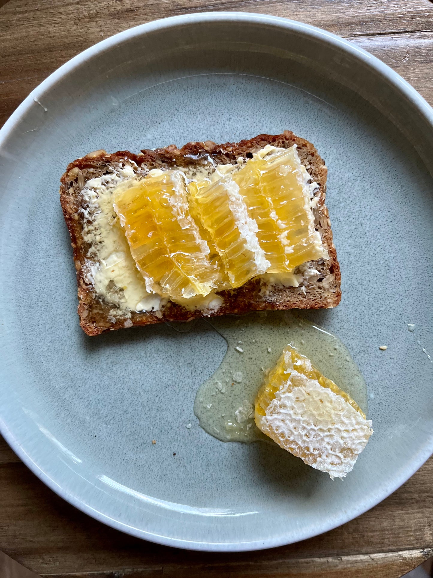Brot-Wabenhonig_natur_Brotaufstrich_Honig_regional_siebnegebirge_westerwald_Imkerei-KALEO-siebengold_handgemacht_handmade_deutschland