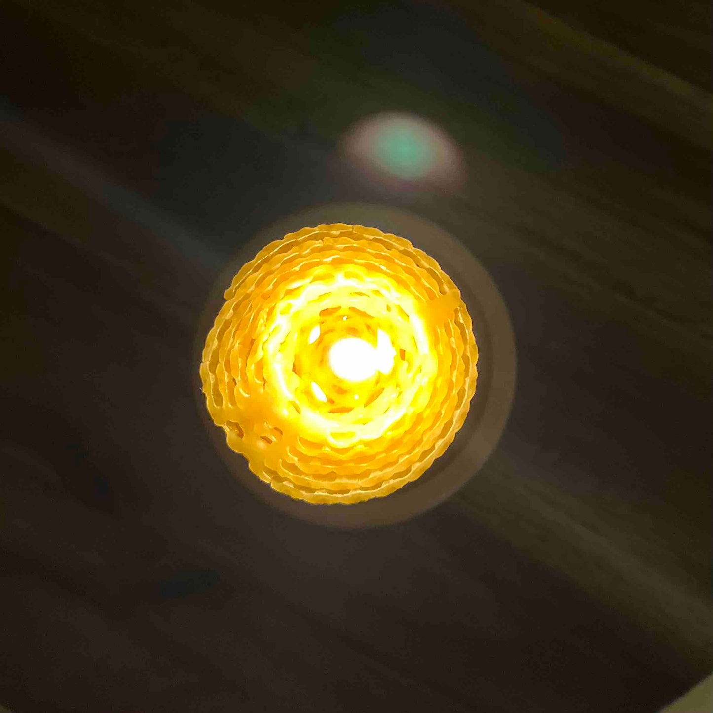 brennende_stumpenkerze_2_adventskranzkerze_10_9_5_cm_cm_vorne_siebengebirge_Bienenwachskerzen_natur_9_10_19_20_cm_gelb__stabkerze_stumpenkerze_treppenkerzee_wabenwachs_Imkerei-KALEO-s