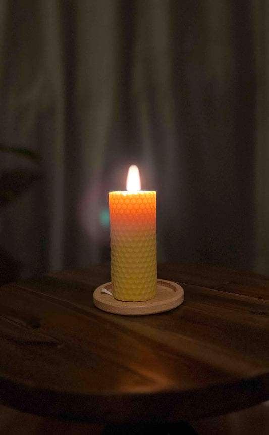 brennende_stumpenkerze_adventskranzkerze_10_9_5_cm_cm_vorne_siebengebirge_Bienenwachskerzen_natur_9_10_19_20_cm_gelb__stabkerze_stumpenkerze_treppenkerzee_wabenwachs_Imkerei-KALEO-sie