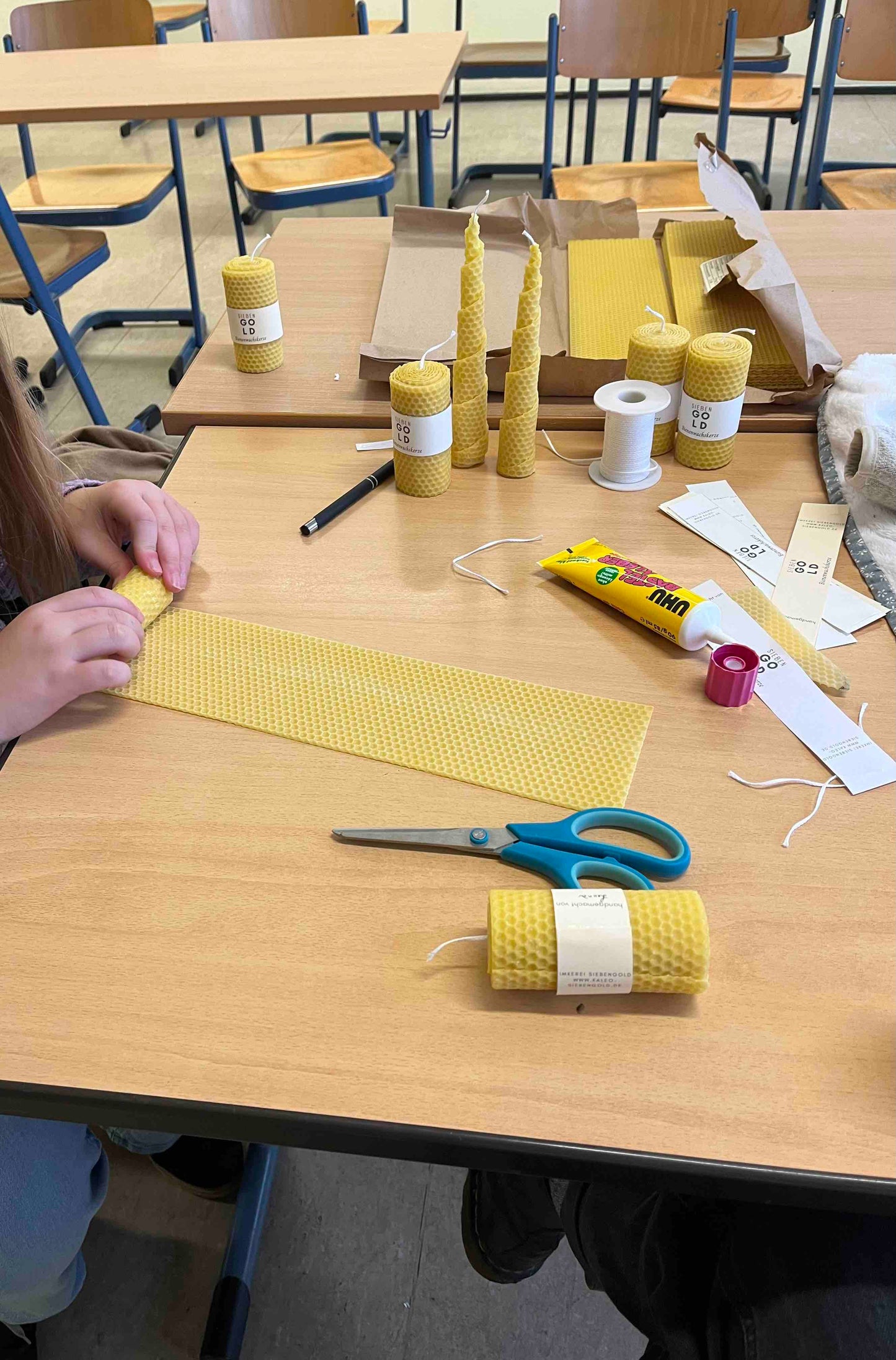schule_2_siebengebirge_Bienenwachskerzen_natur_9_10_19_20_cm_gelb__stabkerze_stumopenkerze_treppenkerzee_wabenwachs_Imkerei-KALEO-siebengold_handgemacht_handmade_selbstgemacht_handgef