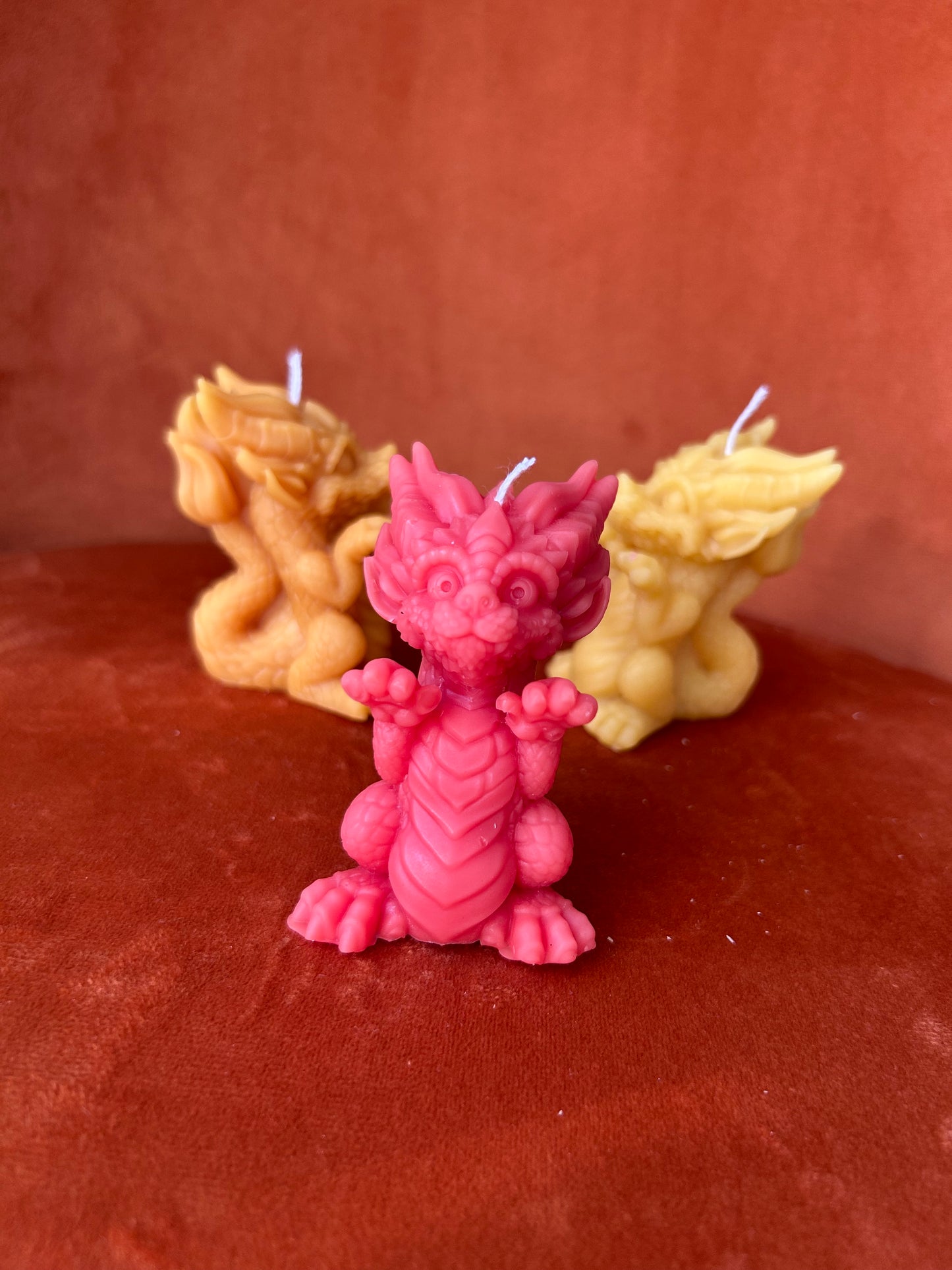 Kleiner asiatischer Drache als Bienenwachskerze