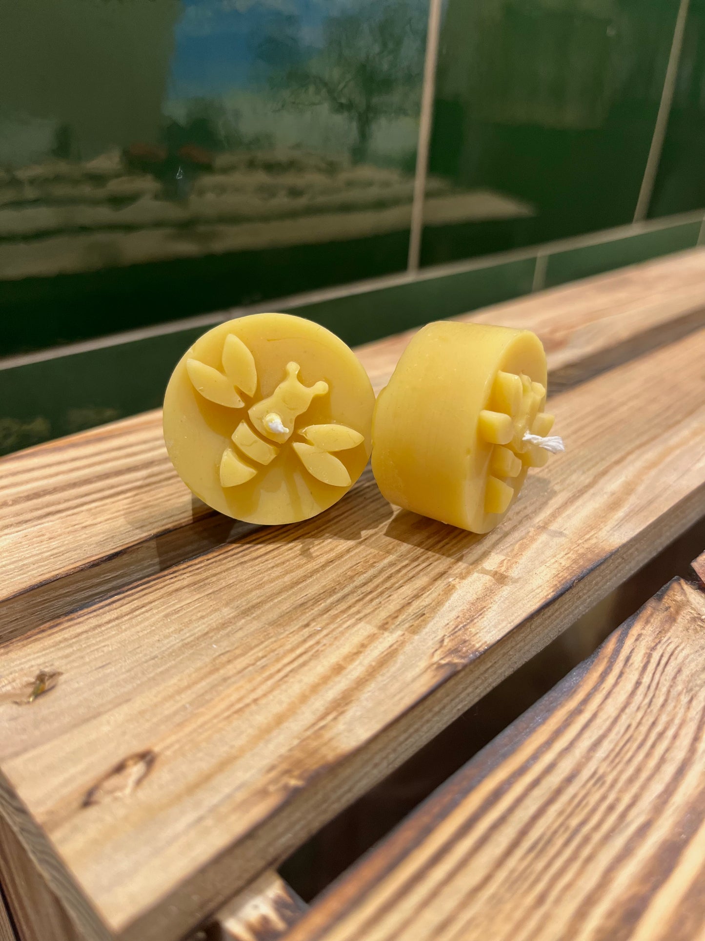 Teelicht mit Biene aus Bienenwachs