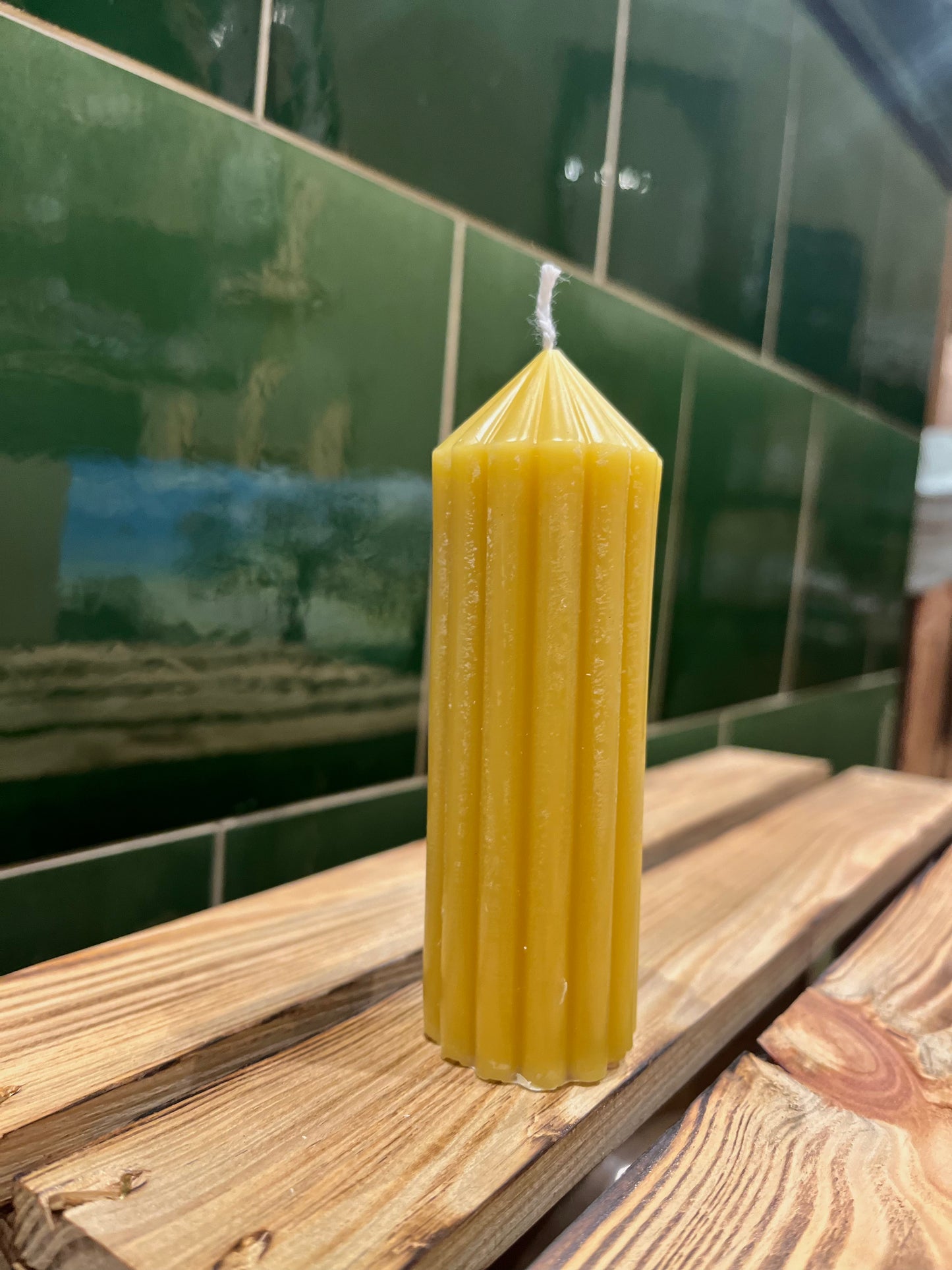 Stabkerze mit Rillen aus Bienenwachs