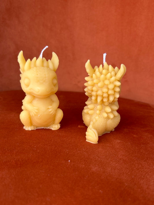 Kleiner süßer Drache als Bienenwachskerze