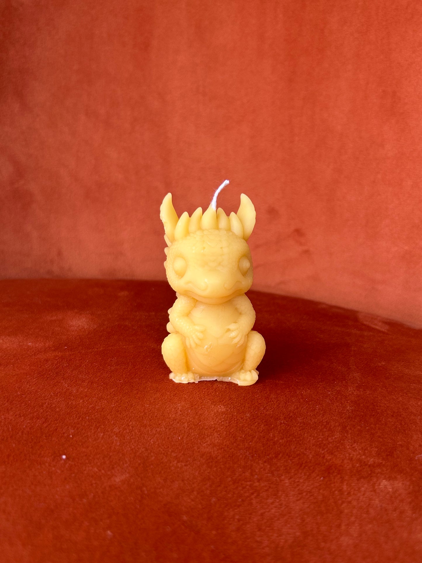 Kleiner süßer Drache als Bienenwachskerze