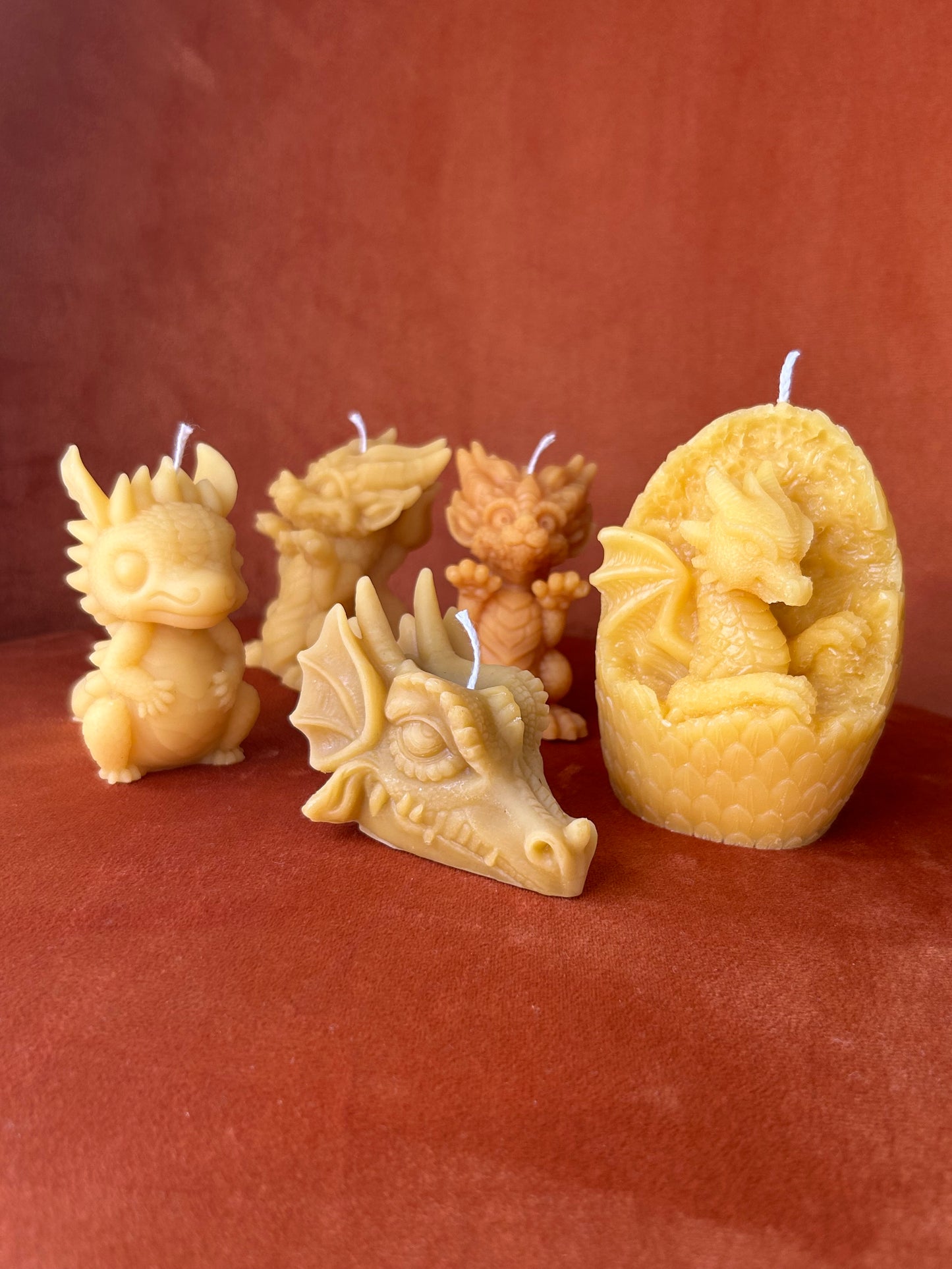 Kleiner süßer Drache als Bienenwachskerze