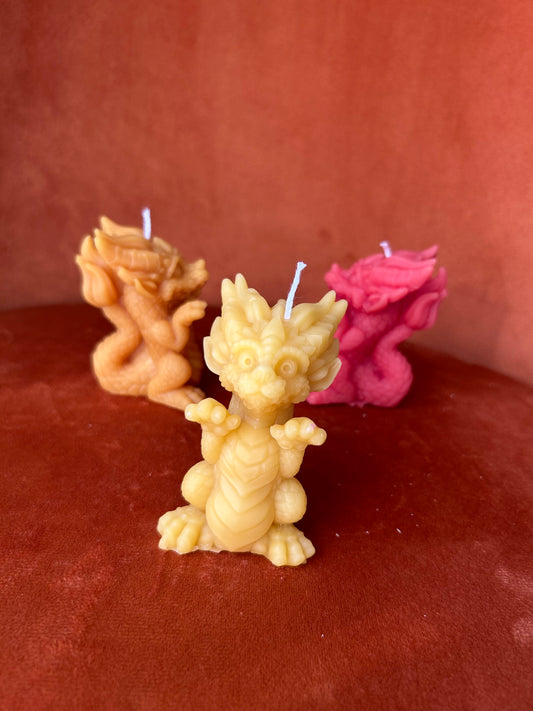 Kleiner asiatischer Drache als Bienenwachskerze