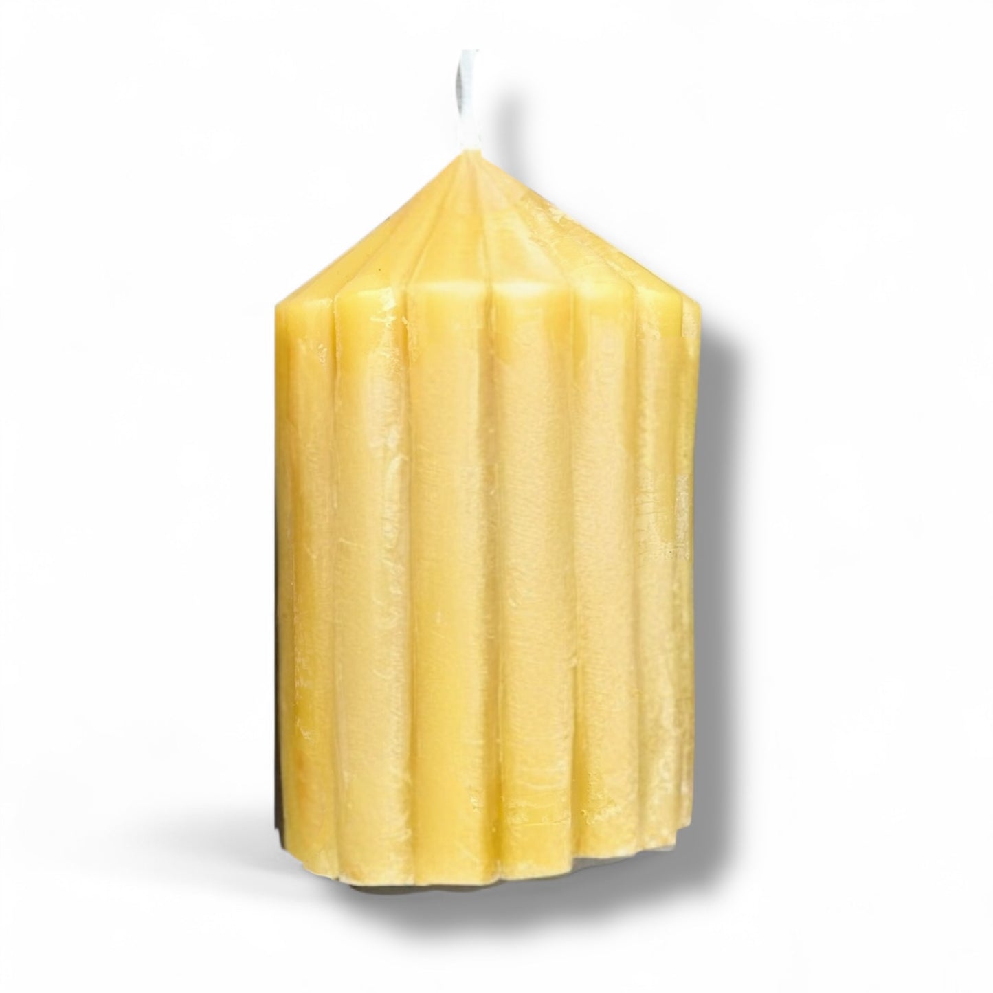 Stumpenkerze mit Rillen aus Bienenwachs