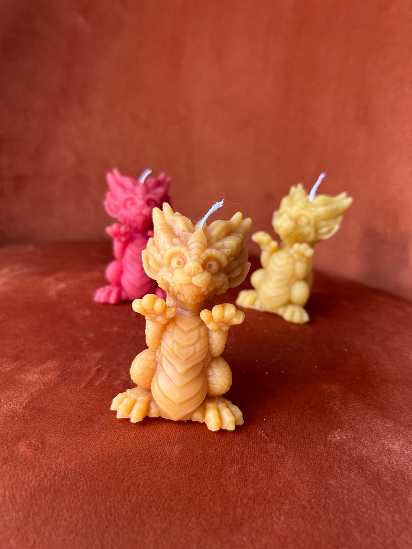 Kleiner asiatischer Drache als Bienenwachskerze