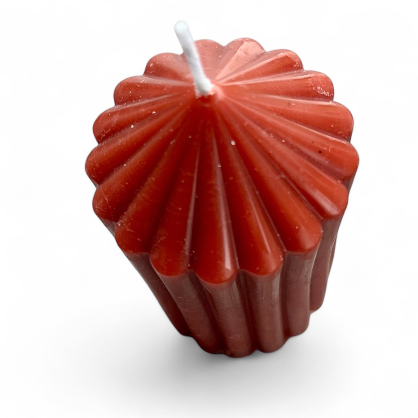 Stumpenkerze mit Rillen aus Bienenwachs