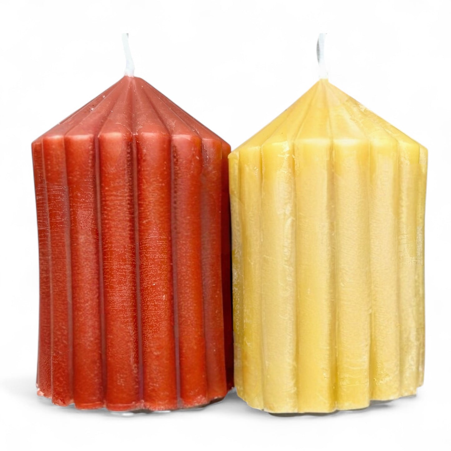 Stumpenkerze mit Rillen aus Bienenwachs