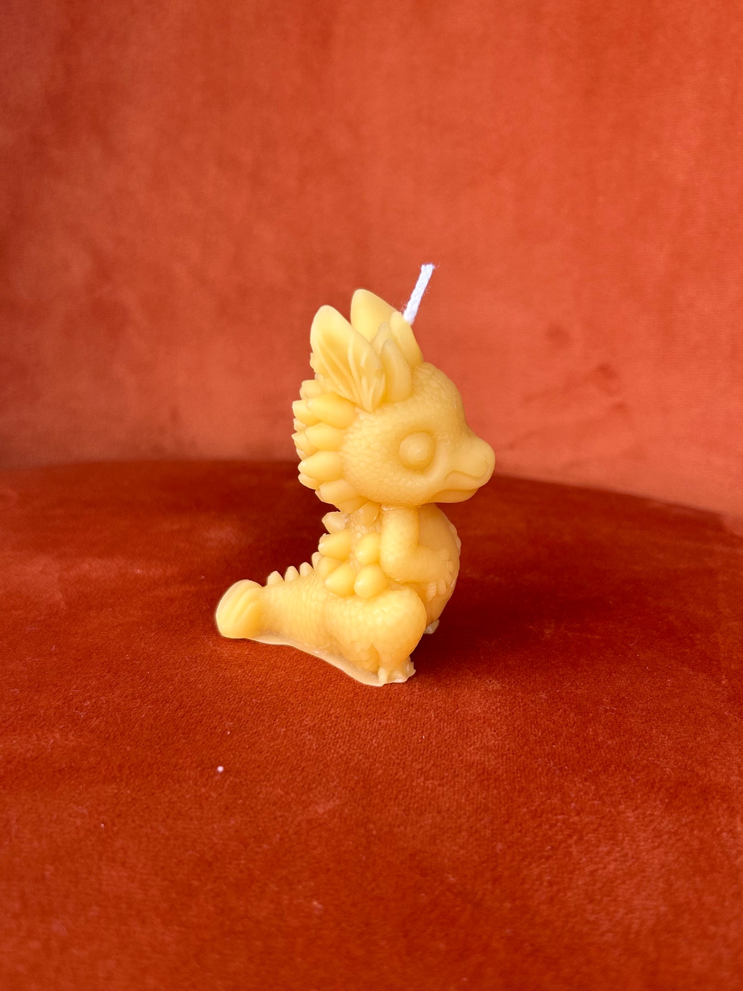 Kleiner süßer Drache als Bienenwachskerze