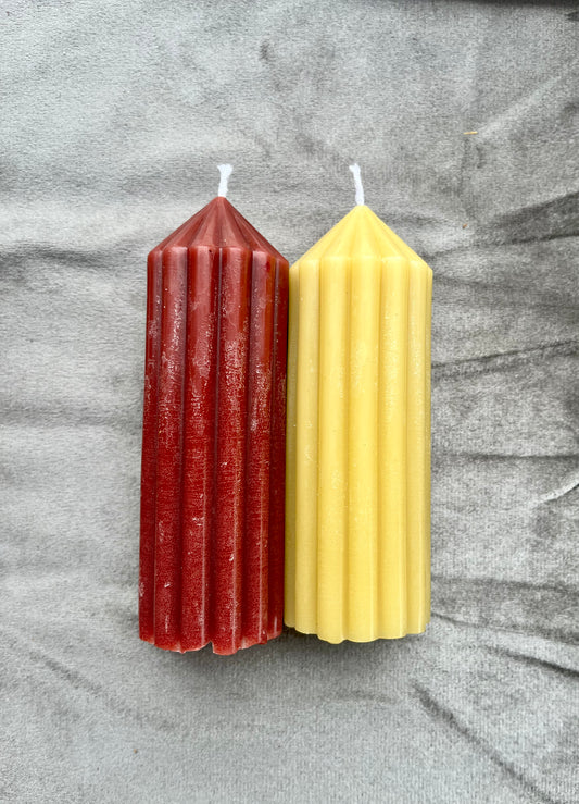 Stabkerze mit Rillen aus Bienenwachs