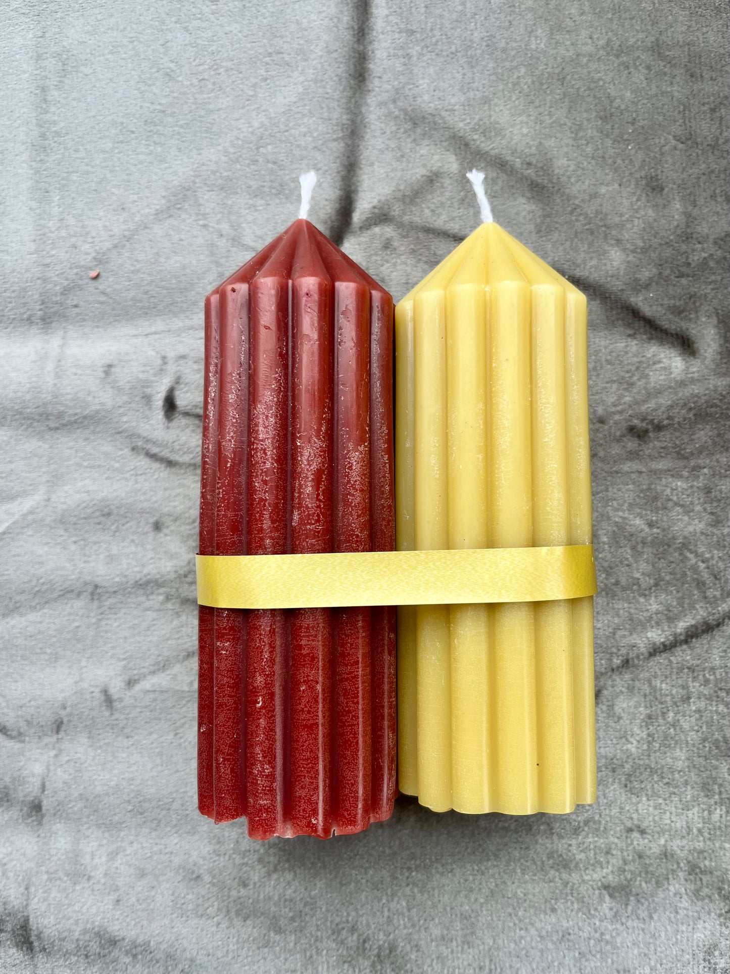 Stabkerze mit Rillen aus Bienenwachs