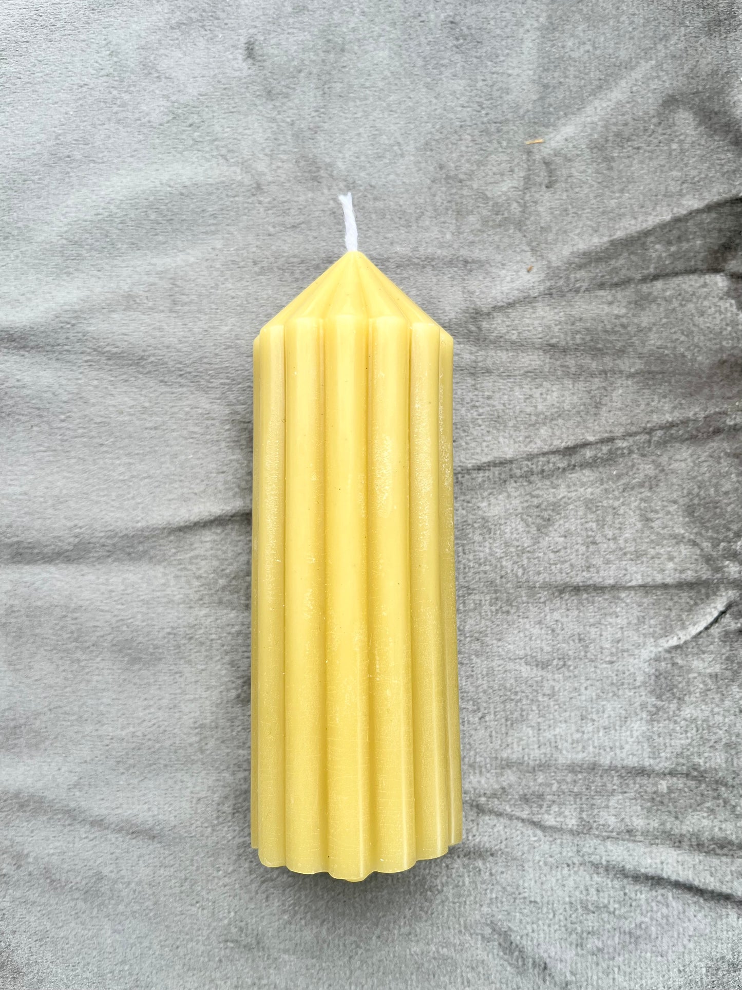 Stabkerze mit Rillen aus Bienenwachs